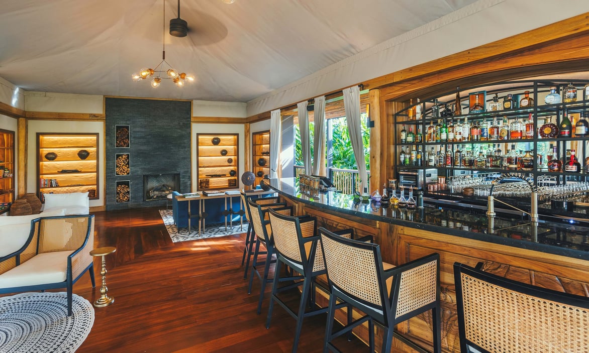Henry’s Bar | Breezy, Lively, and Welcoming