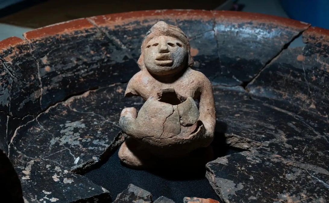 Ken Seligson delivering a lecture on Maya archaeology