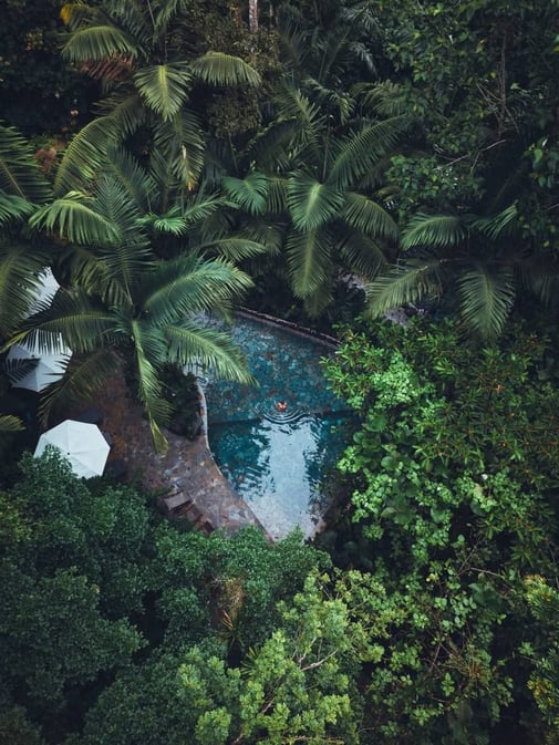 tented-natural-volcanic-hot-springs-surrounded-by-tropical-gardens-1